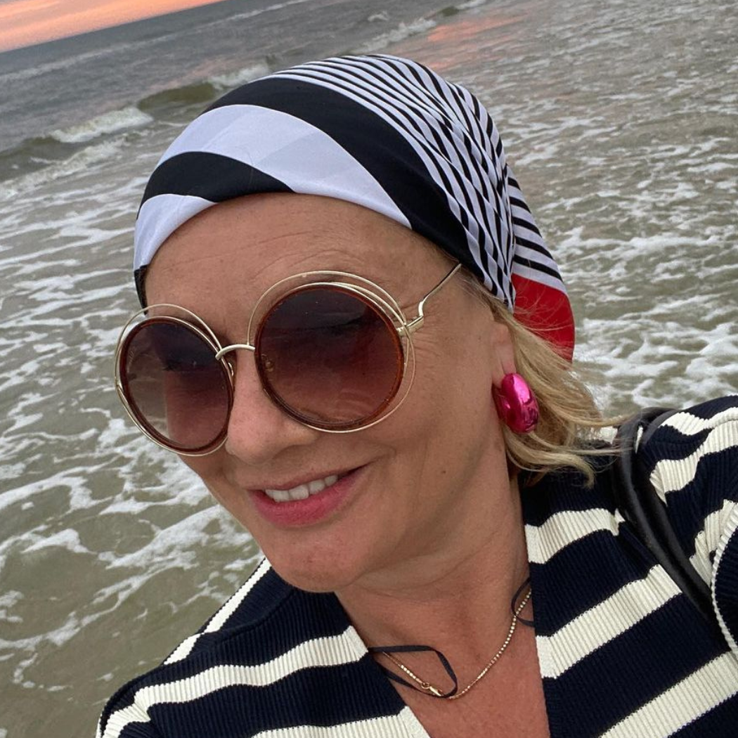 Ostrowska-Królikowska wygina się na plaży i odsłania nogę. Fani komentują: „Pięknota”